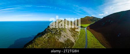 Vista aerea della Valle delle rocce, una valle secca che corre parallela alla costa nel nord del Devon nel parco nazionale di Exmoor in Inghilterra Foto Stock