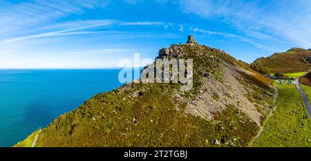 Vista aerea della Valle delle rocce, una valle secca che corre parallela alla costa nel nord del Devon nel parco nazionale di Exmoor in Inghilterra Foto Stock