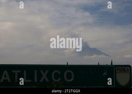 Atlixco City, Messico. 21 ottobre 2023. 20 ottobre 2023, Stato di Puebla, Messico: Il vulcano Popocatepetl visto dal comune di Atlixco nello stato di Puebla. Il 20 ottobre 2023 nello stato di Puebla, Messico (foto di Luis Barron/Eyepix Group). Crediti: Eyepix Group/Alamy Live News Foto Stock