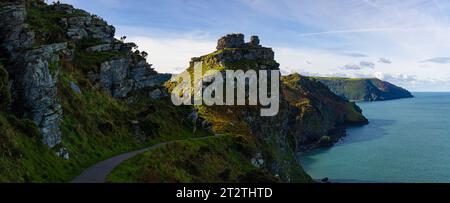 Vista aerea della Valle delle rocce, una valle secca che corre parallela alla costa nel nord del Devon nel parco nazionale di Exmoor in Inghilterra Foto Stock