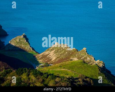 Vista aerea della Valle delle rocce, una valle secca che corre parallela alla costa nel nord del Devon nel parco nazionale di Exmoor in Inghilterra Foto Stock