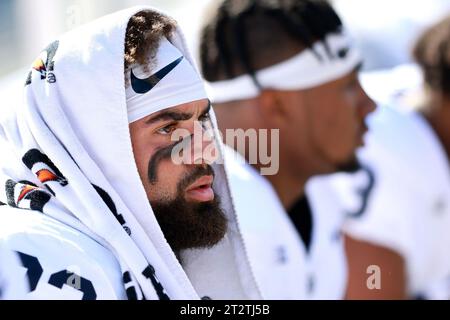 Columbus, Stati Uniti. 21 ottobre 2023. Il running back dei Penn State Nittany Lions Trey Potts si guarda dalla panchina prima della partita dei Nittany Lions contro gli Ohio State Buckeyes a Columbus, Ohio, sabato 21 ottobre 2023. Foto di Aaron Josefczyk/UPI Credit: UPI/Alamy Live News Foto Stock