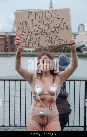 Gruppo attivista per animali, Speciesism, protesta fuori da Tate Modern contro le mucche maltrattate che passano per il nostro consumo di latte. Sfidando anche le persone a provare il loro "latte umano" per vedere come reagiscono. Tate Modern, Regno Unito, 21/10/2023 Ehimetalor Unuabona/Alamy Live News Foto Stock