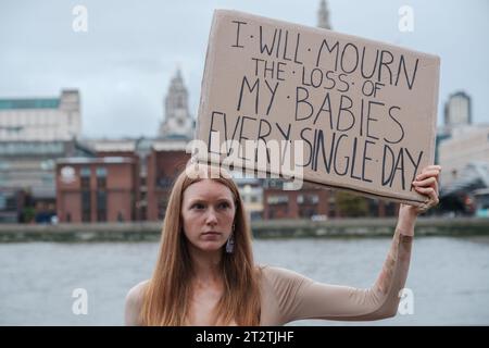 Gruppo attivista per animali, Speciesism, protesta fuori da Tate Modern contro le mucche maltrattate che passano per il nostro consumo di latte. Sfidando anche le persone a provare il loro "latte umano" per vedere come reagiscono. Tate Modern, Regno Unito, 21/10/2023 Ehimetalor Unuabona/Alamy Live News Foto Stock