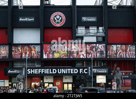 Bramall Lane, Sheffield, Regno Unito. 21 ottobre 2023. Premier League Football, Sheffield United contro Manchester United; i tifosi attendono i giocatori fuori Bramall Lane Credit: Action Plus Sports/Alamy Live News Foto Stock