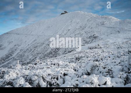 Paesaggio montano invernale con cielo nuvoloso blu e Snezka sullo sfondo, Krkonose, repubblica Ceca Foto Stock