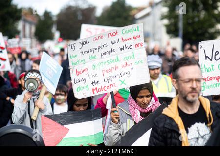 CARDIFF, GALLES. 21 ottobre 2023. I manifestanti marciano dal municipio di Cardiff al Senedd in solidarietà con Gaza e la Palestina a causa del recente sostegno a Israele da parte del governo britannico. Foto Stock