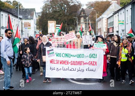 CARDIFF, GALLES. 21 ottobre 2023. I manifestanti marciano dal municipio di Cardiff al Senedd in solidarietà con Gaza e la Palestina a causa del recente sostegno a Israele da parte del governo britannico. Foto Stock