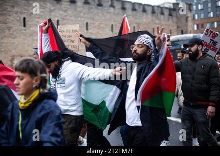 CARDIFF, GALLES. 21 ottobre 2023. I manifestanti marciano dal municipio di Cardiff al Senedd in solidarietà con Gaza e la Palestina a causa del recente sostegno a Israele da parte del governo britannico. Foto Stock