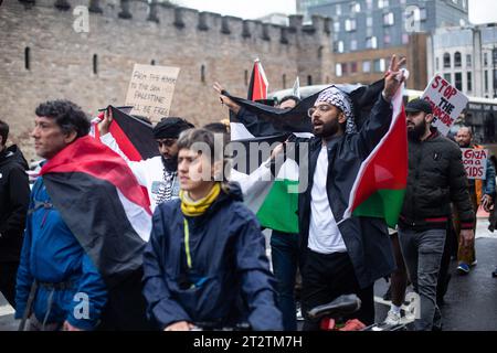 CARDIFF, GALLES. 21 ottobre 2023. I manifestanti marciano dal municipio di Cardiff al Senedd in solidarietà con Gaza e la Palestina a causa del recente sostegno a Israele da parte del governo britannico. Foto Stock