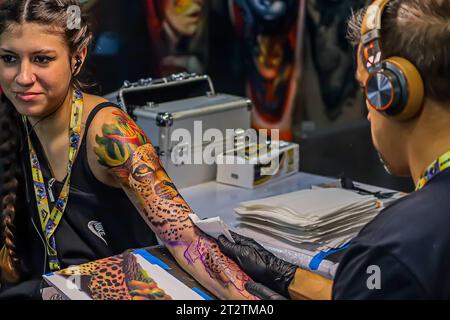 Sao Paulo SP, 10/21/2023 - 11a/Edizione/di/tatto/settimana Sao PauloSP, 10/21/2023 - 11a/Edizione/di/tatto/settimana - secondo giorno dell'undicesima edizione della Tattoo Week, questo Saturday21, l'evento che riunisce oltre cinquemila professionisti del tatuaggio, oltre a ricevere artisti provenienti da Stati Uniti, Argentina, Cile, Bolivia, Uruguay, Spagna, Germania, Australia e Bielorussia, così come i tatuatori brasiliani che saranno giudici del concorso Miss e Mister Tattoo Week SP 2023, di uno stile di vita, il tatuaggio è un settore che cresce del 25% all'anno e si svolge presso l'Expo Center Norte, a Santan Foto Stock