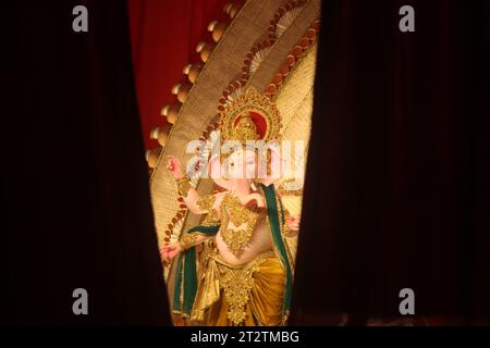 Dhaka bangladesh 20 ottobre 2023, Durga Puja, la più grande festa religiosa della comunità indù del Bangladesh, è iniziata oggi.Nazmul islam/alamy Foto Stock