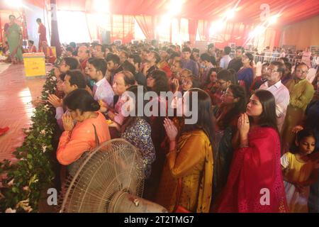 Dhaka bangladesh 21 ottobre 2023Devotees prega al Banani Puja Mandap su Mahasaptami, il secondo giorno di Durga Puja, il più grande festival religioso Foto Stock