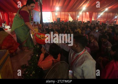 Dhaka bangladesh 21 ottobre 2023Devotees prega al Banani Puja Mandap su Mahasaptami, il secondo giorno di Durga Puja, il più grande festival religioso Foto Stock