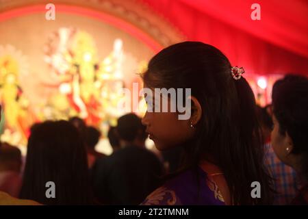 Dhaka bangladesh 21 ottobre 2023Devotees prega al Banani Puja Mandap su Mahasaptami, il secondo giorno di Durga Puja, il più grande festival religioso Foto Stock