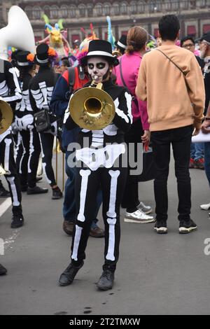 Musicisti alla sfilata del giorno dei morti, città del Messico. Foto Stock