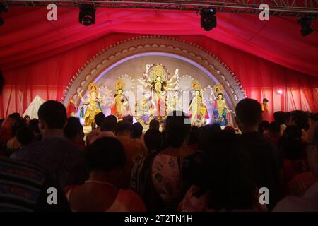 Dhaka bangladesh 21 ottobre 2023Devotees prega al Banani Puja Mandap su Mahasaptami, il secondo giorno di Durga Puja, il più grande festival religioso Foto Stock