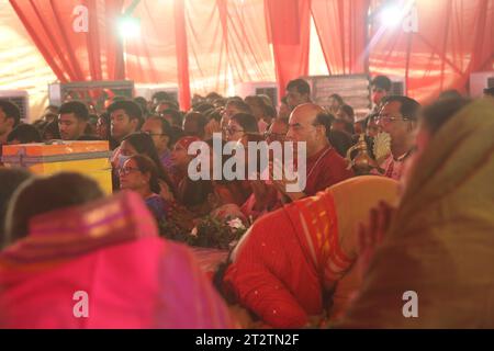 Dhaka bangladesh 21 ottobre 2023Devotees prega al Banani Puja Mandap su Mahasaptami, il secondo giorno di Durga Puja, il più grande festival religioso Foto Stock