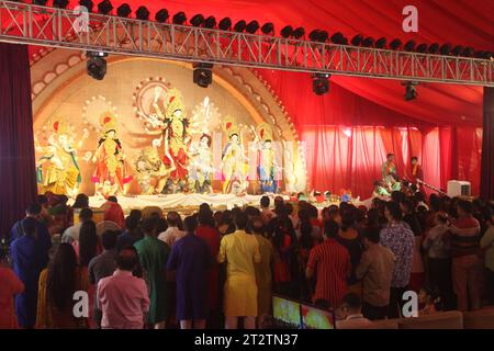 Dhaka bangladesh 21 ottobre 2023Devotees prega al Banani Puja Mandap su Mahasaptami, il secondo giorno di Durga Puja, il più grande festival religioso Foto Stock