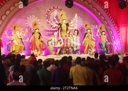 Dhaka bangladesh 21 ottobre 2023Devotees prega al Banani Puja Mandap su Mahasaptami, il secondo giorno di Durga Puja, il più grande festival religioso Foto Stock