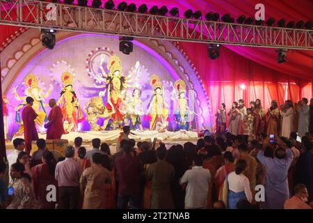 Dhaka bangladesh 21 ottobre 2023Devotees prega al Banani Puja Mandap su Mahasaptami, il secondo giorno di Durga Puja, il più grande festival religioso Foto Stock