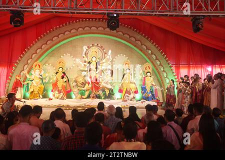 Dhaka bangladesh 21 ottobre 2023Devotees prega al Banani Puja Mandap su Mahasaptami, il secondo giorno di Durga Puja, il più grande festival religioso Foto Stock