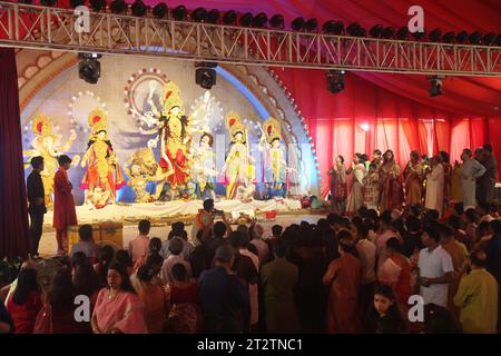 Dhaka bangladesh 21 ottobre 2023Devotees prega al Banani Puja Mandap su Mahasaptami, il secondo giorno di Durga Puja, il più grande festival religioso Foto Stock