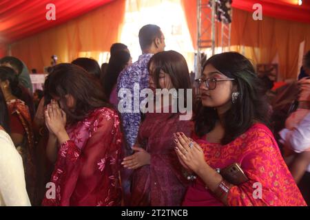 Dhaka bangladesh 21 ottobre 2023Devotees prega al Banani Puja Mandap su Mahasaptami, il secondo giorno di Durga Puja, il più grande festival religioso Foto Stock