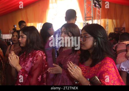 Dhaka bangladesh 21 ottobre 2023Devotees prega al Banani Puja Mandap su Mahasaptami, il secondo giorno di Durga Puja, il più grande festival religioso Foto Stock