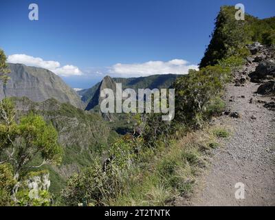 Escursione iconica a Mafate, paesaggio montano dal sentiero Scout sulla strada per Aurere, l'isola di Reunion, il sentiero sterrato di France Sentier alla luce del sole. Foto Stock