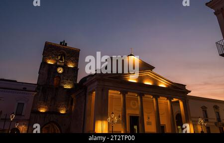 Isernia, Molise. La Cattedrale di San Pietro Apostolo è il più importante edificio cattolico della città di Isernia, la chiesa madre della Diocesi o Foto Stock