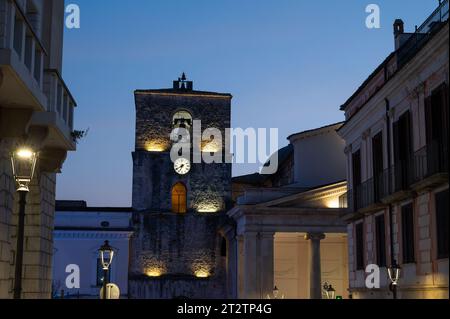 Isernia, Molise. La Cattedrale di San Pietro Apostolo è il più importante edificio cattolico della città di Isernia, la chiesa madre della Diocesi o Foto Stock