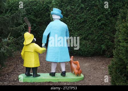 Scultura della Regina e dell'Orso Paddington, Kingsbrae Gardens, New Brunswick Foto Stock