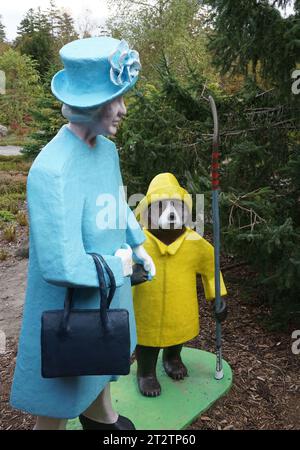 Scultura della Regina e dell'Orso Paddington, Kingsbrae Gardens, New Brunswick Foto Stock