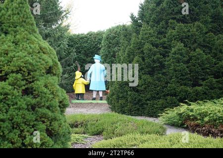 Scultura della Regina e dell'Orso Paddington, Kingsbrae Gardens, New Brunswick Foto Stock