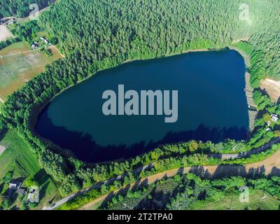 Vista aerea di un lago nelle foreste della Lituania, natura selvaggia. Il nome del lago è "Gilse", distretto di Varena, Europa. Parco nazionale di Dzukija Foto Stock