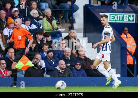 West Bromwich, Regno Unito. 21 ottobre 2023. Jayson Molumby di West Bromwich Albion in azione durante l'EFL Sky Bet Championship match tra West Bromwich Albion e Plymouth Argyle agli Hawthorns, West Bromwich, Inghilterra, il 21 ottobre 2023. Foto di Stuart Leggett. Solo per uso editoriale, licenza necessaria per uso commerciale. Nessun utilizzo in scommesse, giochi o pubblicazioni di un singolo club/campionato/giocatore. Credito: UK Sports Pics Ltd/Alamy Live News Foto Stock