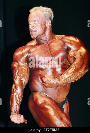 29 dicembre 2005, Los Angeles, CA, Stati Uniti; (FOTO) il bodybuilder CRAIG TITUS si è classificato 5° nella Iron Man Pro Invitational di Pasadena, California, nel 2004. Titus, 40 anni, e sua moglie, Kelly Ryan, 33 anni, sono stati accusati dell'omicidio di Melissa James, 28 anni, la loro ex assistente personale. Il corpo di James è stato trovato all'inizio del 14 dicembre nel bagagliaio della berlina Jaguar bruciata di Ryan, abbandonata nel deserto fuori Las Vegas. Titus è accusato di omicidio, complice di omicidio e incendio doloso di terzo grado. Ryan è accusato di complice di omicidio e incendio doloso di terzo grado. Anche una terza persona, Anthony Gross, 23 anni, è stata accusata Foto Stock