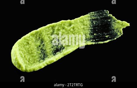 purea di verdure verde isolata su sfondo nero, vista dall'alto Foto Stock