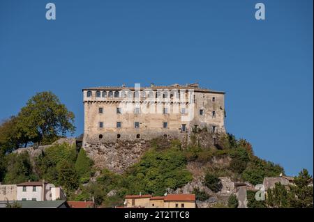 Il castello D'Alessandro è una struttura fortificata nel comune di Pescolanciano. Il castello fu costruito sullo sperone roccioso (peschio) che domina Foto Stock