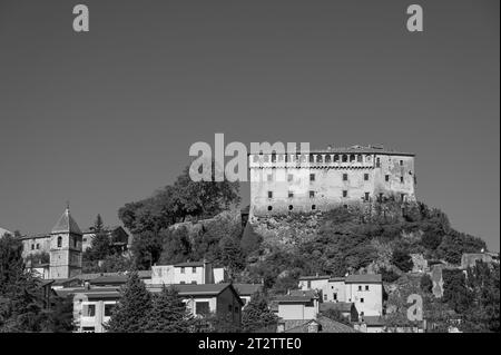 Il castello D'Alessandro è una struttura fortificata nel comune di Pescolanciano. Il castello fu costruito sullo sperone roccioso (peschio) che domina Foto Stock