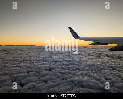 Alba vista dall'alto delle nuvole su Los Angeles Foto Stock