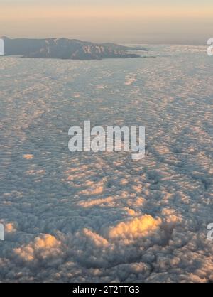 Alba vista dall'alto delle nuvole su Los Angeles Foto Stock