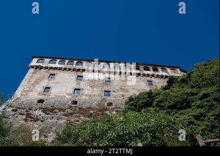 Il castello D'Alessandro è una struttura fortificata nel comune di Pescolanciano. Il castello fu costruito sullo sperone roccioso (peschio) che domina Foto Stock