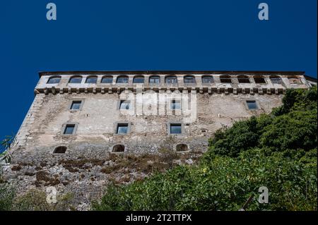 Il castello D'Alessandro è una struttura fortificata nel comune di Pescolanciano. Il castello fu costruito sullo sperone roccioso (peschio) che domina Foto Stock