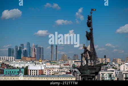 13 luglio 2022, Mosca, Russia. Vista del monumento a Pietro il grande da parte di Zurab Tsereteli nel centro della capitale russa in un giorno d'estate Foto Stock