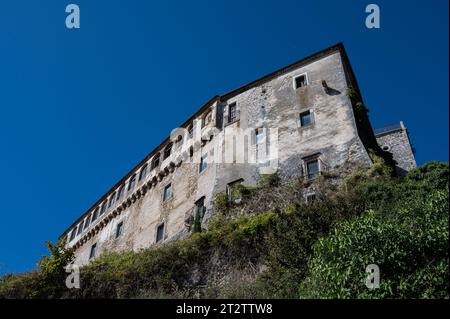 Il castello D'Alessandro è una struttura fortificata nel comune di Pescolanciano. Il castello fu costruito sullo sperone roccioso (peschio) che domina Foto Stock