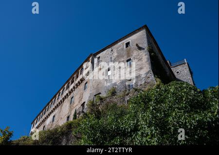 Il castello D'Alessandro è una struttura fortificata nel comune di Pescolanciano. Il castello fu costruito sullo sperone roccioso (peschio) che domina Foto Stock