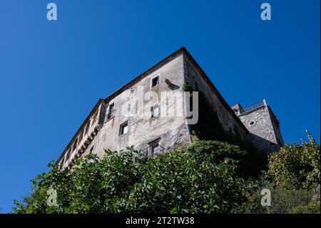 Il castello D'Alessandro è una struttura fortificata nel comune di Pescolanciano. Il castello fu costruito sullo sperone roccioso (peschio) che domina Foto Stock