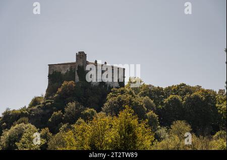 Il castello D'Alessandro è una struttura fortificata nel comune di Pescolanciano. Il castello fu costruito sullo sperone roccioso (peschio) che domina Foto Stock